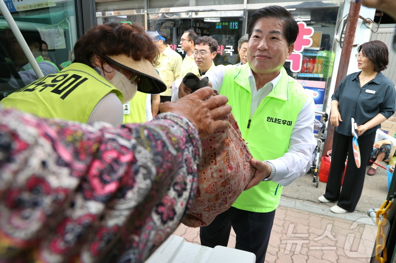 공영민 고흥군수가 1일 관내 곳곳 현장을 돌며 &#39;3주년 민생탐방&#39;을 이어가고 있다.&#40;고흥군 제공. 재판매 및 DB 금지&#41;