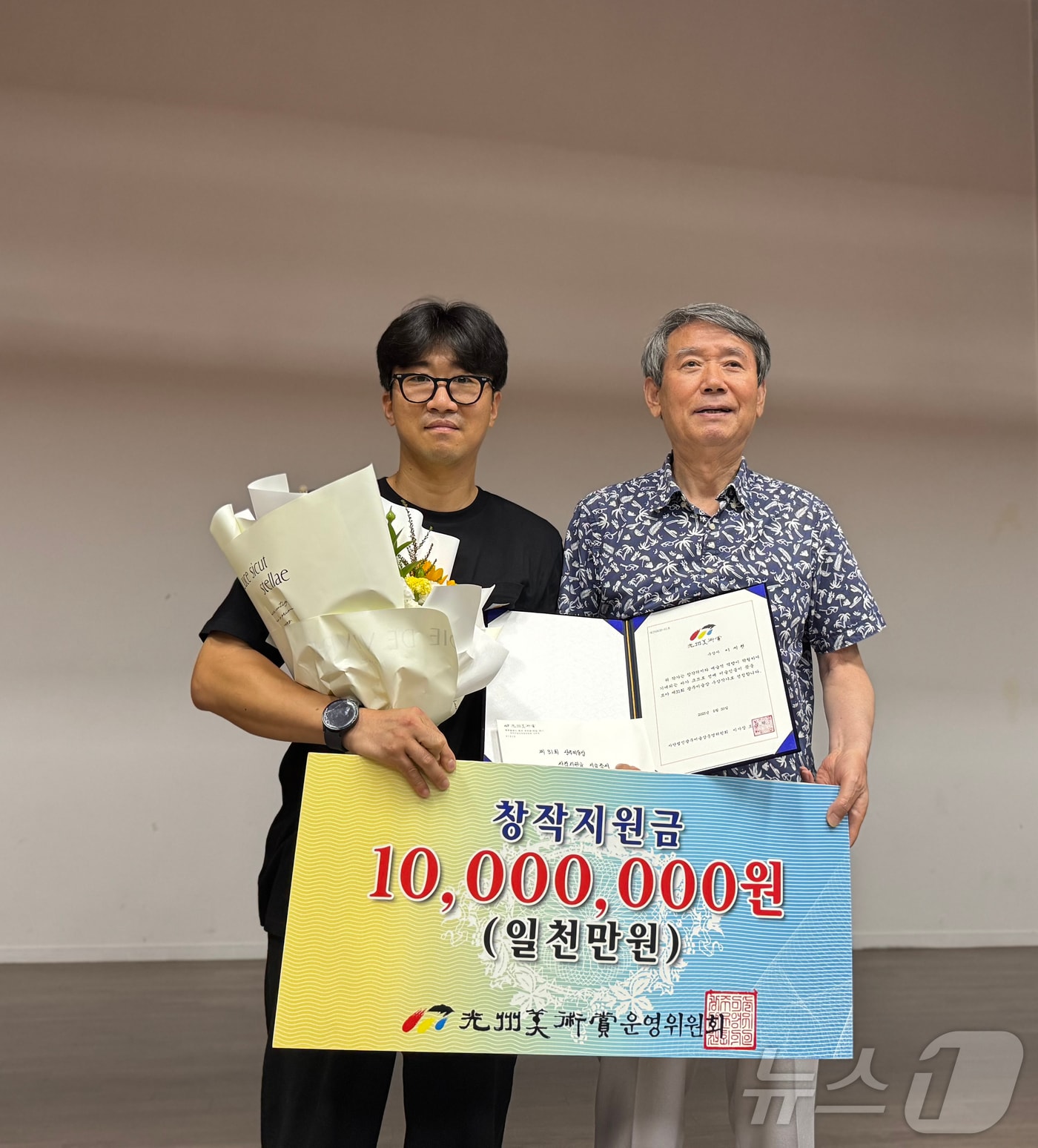 제31회 광주미술상 수상작가 이세현(좌)와 오건탁 이사장 (광주미술상운영위 제공. 재판매 및 DB금지) /뉴스1