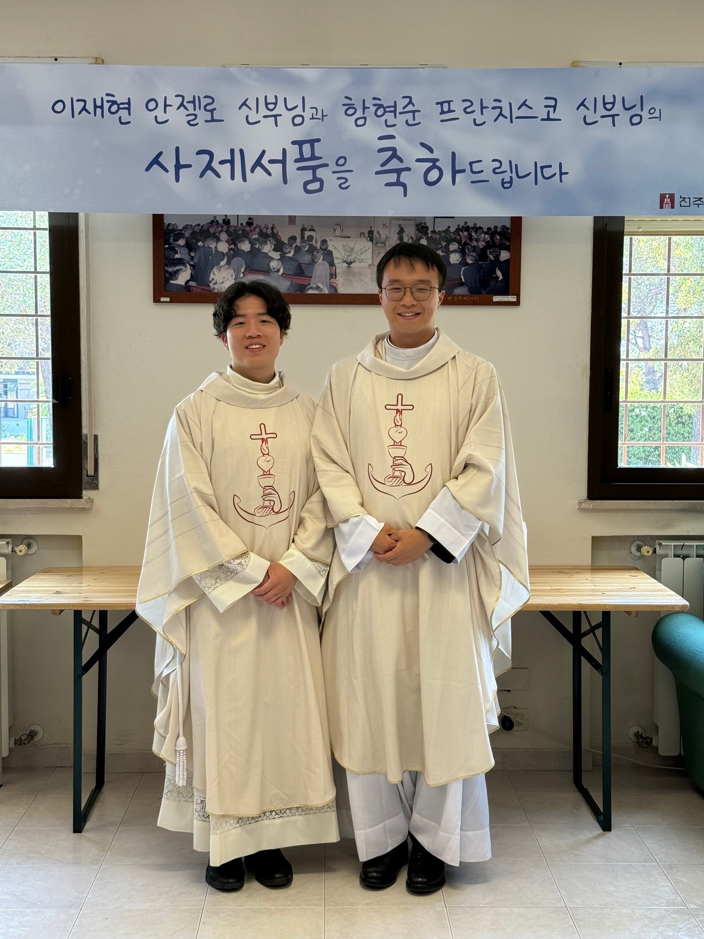천주교 서울대교구 이재현&#40;왼쪽&#41;, 함현준 신부가 교황청립 로마한인신학원 성당에서 첫 미사를 마친 뒤 기념사진을 찍고 있다.