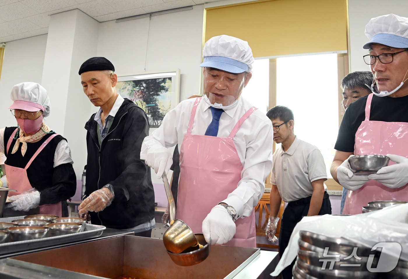 정성주 김제시장이 1일 장애인 복지타운 찾아 배식봉사를 하고 있다.&#40;김제시 제공. 재판매 및 DB금지&#41;