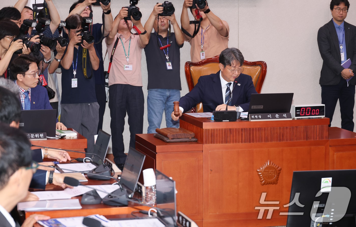이춘석 국회 법제사법위원회 위원장이 1일 서울 여의도 국회에서 열린 제426회국회&#40;임시회&#41; 제1차 전체회의에서 의사봉을 두드리고 있다. 2025.7.1/뉴스1 ⓒ News1 안은나 기자