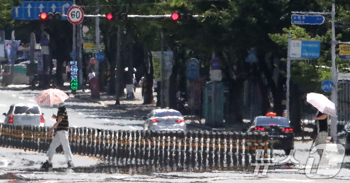 폭염의 기세가 밤낮없이 계속되는 1일 오후 대구 수성구 달구벌대로 위로 뜨거운 지열이 만든 아지랑이가 피어오르고 있다. 2025.7.1/뉴스1 ⓒ News1 공정식 기자