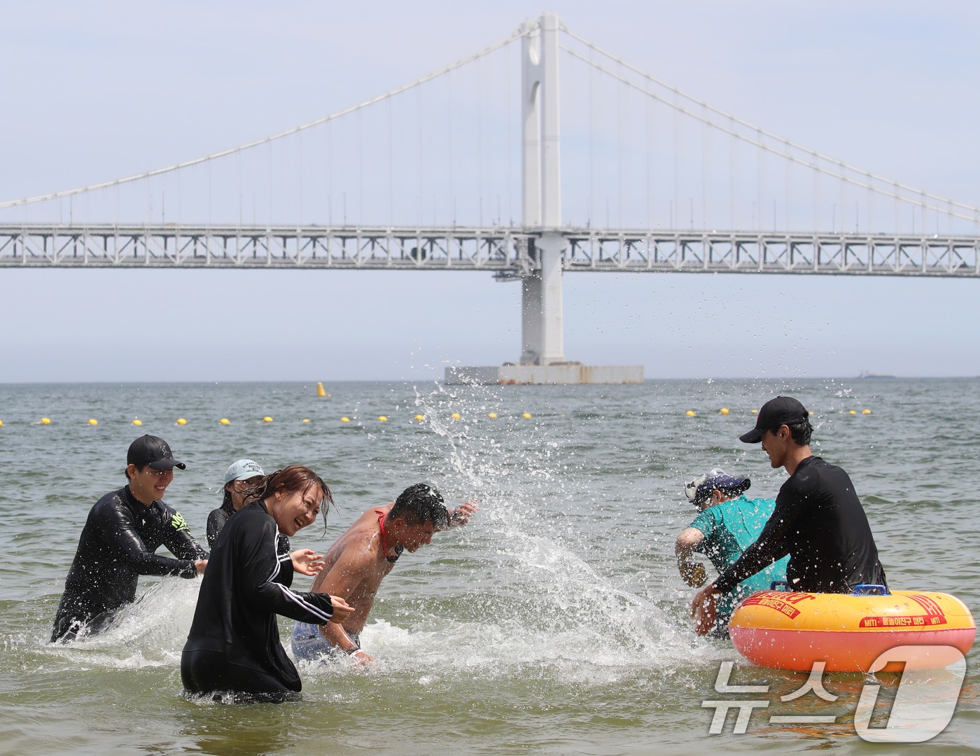 무더위가 기승을 부린 1일 개장한 부산 수영구 광안리해수욕장을 찾은 관광객들이 물놀이를 즐기며 더위를 식히고 있다.2025.7.1/뉴스1 ⓒ News1 윤일지 기자