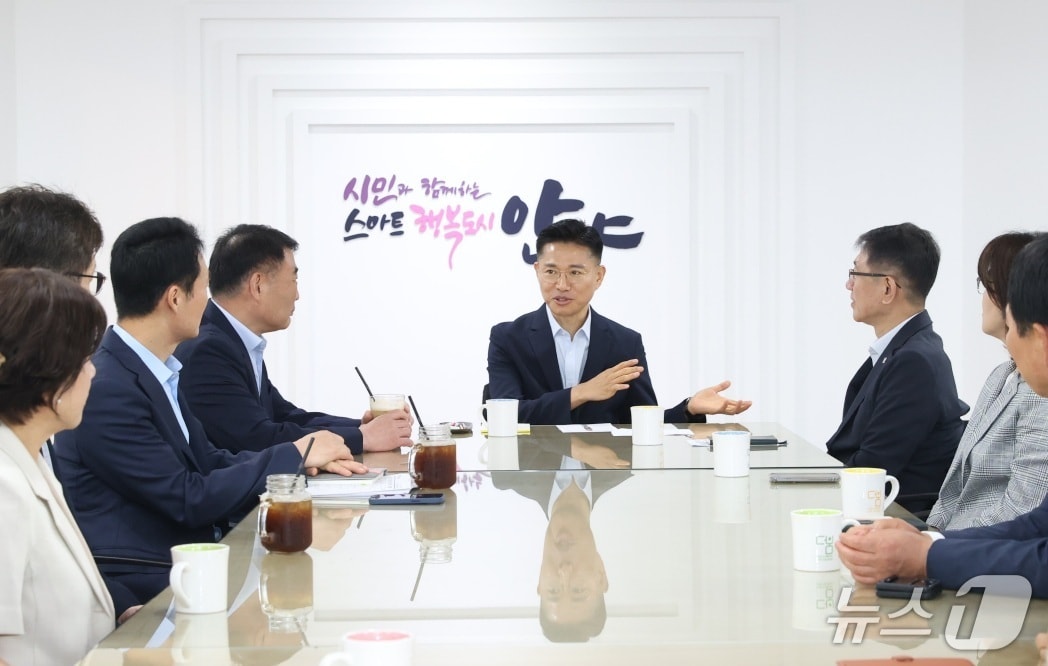 이계삼 안양시 부시장&#40;가운데&#41;이 1일 오전 시청에서 간부공무원들과 환담을 나누고 있다.&#40;안양시 제공. 재판매 및 DB금지&#41;/뉴스1