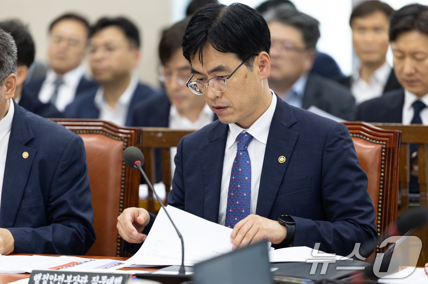 김민재 행정안전부 차관이 1일 서울 여의도 국회에서 열린 국회 행정안전위원회 전체회의에 참석해 자료를 살펴보고 있다. 2025.7.1/뉴스1 ⓒ News1 이승배 기자