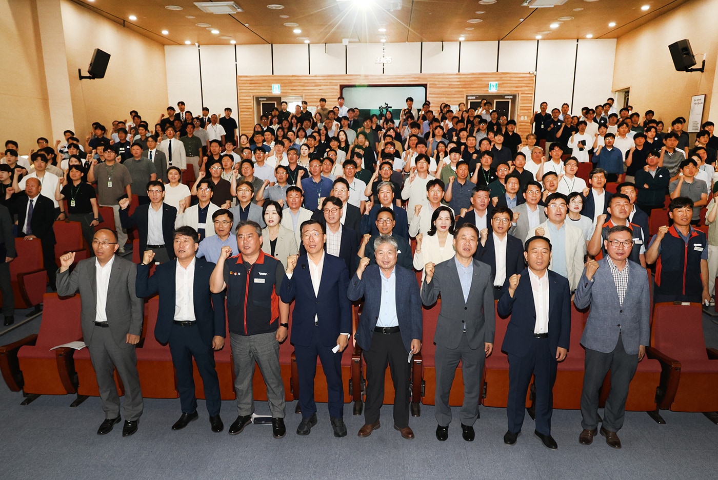 한국국토정보공사(LX) '제48주년 창사 기념식'에서 임직원들이 기념사진을 찍고 있다. /LX 제공