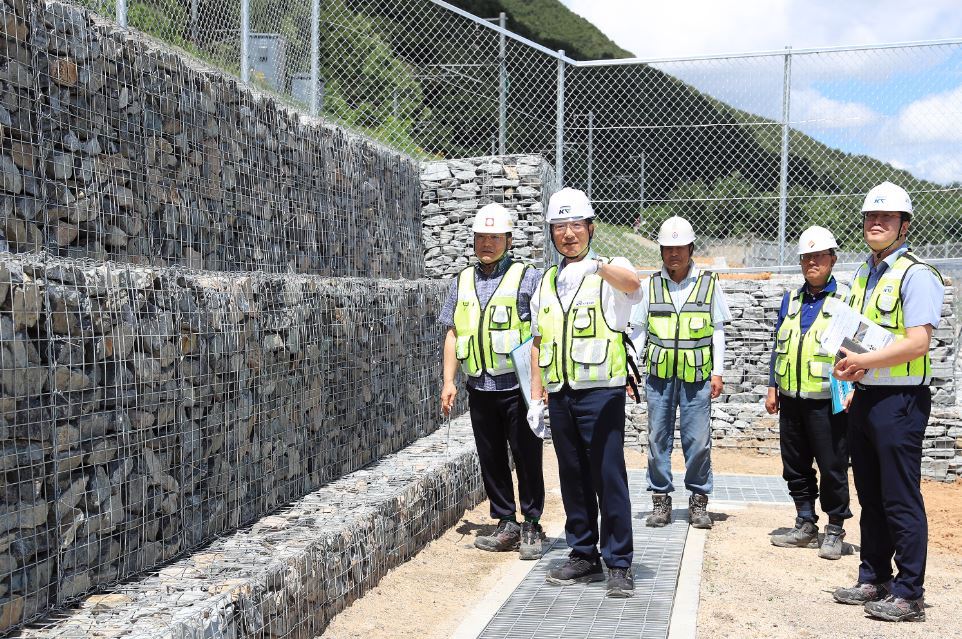 이성해 국가철도공단 이사장과 관계자들이 경부선 수해복구 현장 점검을 하고 있다.(국가철도공단 제공)