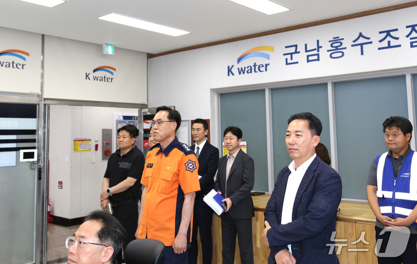 김재병 경기도소방재난본부장이 본격적인 장마철을 앞둔 1일 집중호우에 따른 수해 대비 차원에서 연천군 군남댐 현정 점검을 진행하고 있다. (경기도소방재난본부 제공. 재판매 및 DB 금지) 2025.7.1/뉴스1