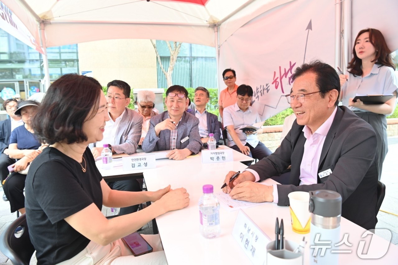 이현재 경기 하남시장이 지난달 30일 위례 스타필드 앞에서 주민 민원을 청취하고 있다.(하남시 제공. 재판매 및 DB 금지)/뉴스1