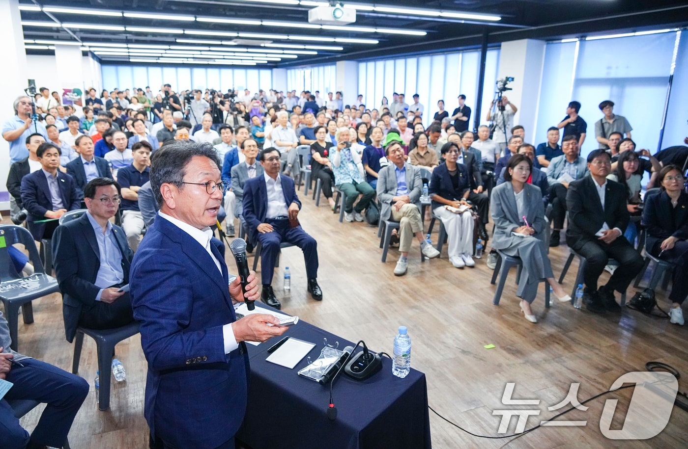 강기정 광주시장이 1일 오후 북구 광주비엔날레 거시기홀에서 열린 '호남고속도로 확장사업 광주시민의 의견을 듣습니다' 시민 토론회에 참석해 의견을 나누고 있다.(광주시 제공. 재판매 및 DB 금지)