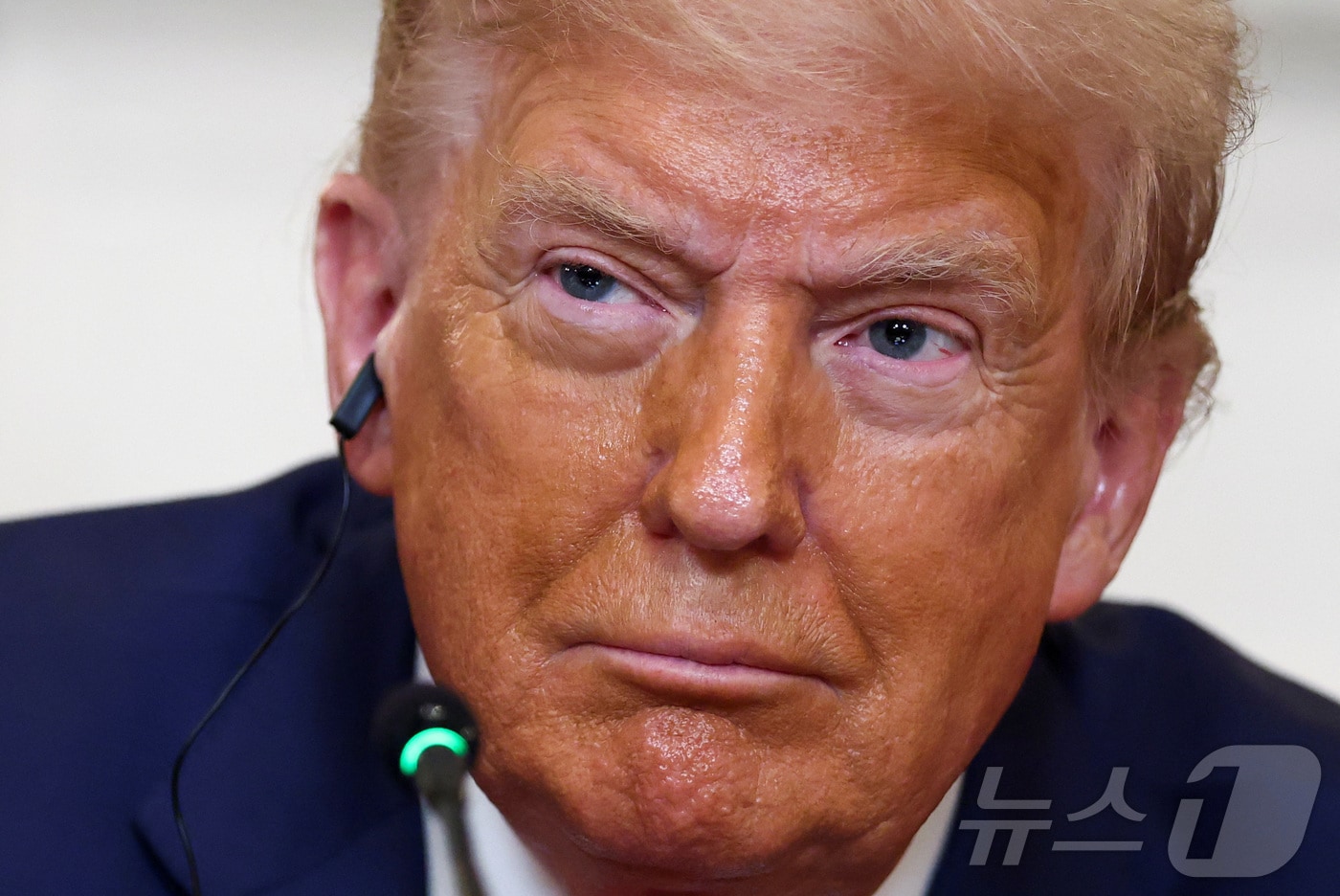 도널드 트럼프 미국 대통령이 9일(현지시간) 워싱턴DC 백악관 국빈 식당에서 열린 가봉, 기니비사우, 라이베리아, 모리타니, 세네갈의 등 아프리카 국가 정상들과의 오찬에서 모두 발언을 듣고 있다. 2025.07.09 ⓒ 로이터=뉴스1 ⓒ News1 류정민 특파원