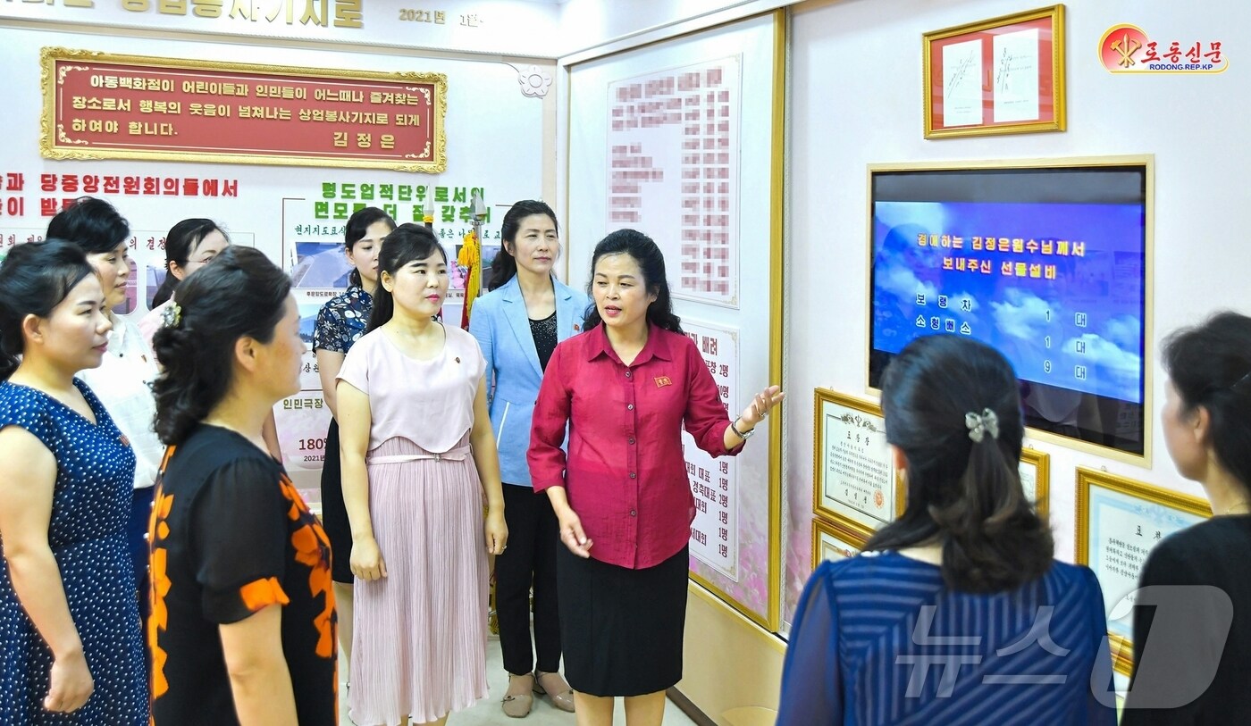 &#40;평양 노동신문=뉴스1&#41; = 북한 노동당 기관지 노동신문은 10일 평양아동백화점을 조명하며 &#34;아이들을 위는 그이&#40;김정은&#41;의 어버이사랑은 다심하고 뜨거운 것＂이라고 선전했다. 사진은 평양아동백화점의 종업원들. [국내에서만 사용가능. 재배포 금지. DB 금지. For Use Only in the Republic of Korea. Redistribution Prohibited] rodongphoto@news1.kr