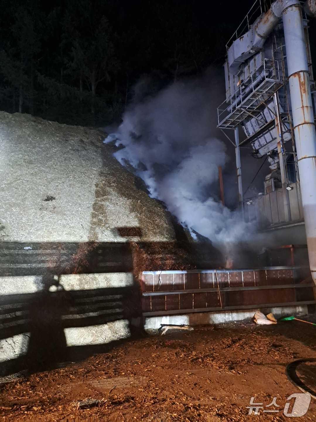 강원 평창 용평면 용전리의 한 목재 가공 공창 화재 현장.(강원도소방본부 제공, 재판매 및 DB금지)