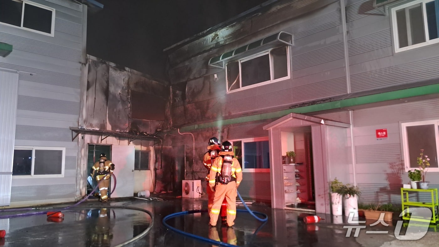 10일 0시31분쯤 경북 경산시 와촌면 산업용 세라믹 부품 제조공장에서 불이나 소방 대원들이 진화하고 있다.(경북소방본부 제공. 재판매 및 DB 금지)2025.7.10/뉴스1