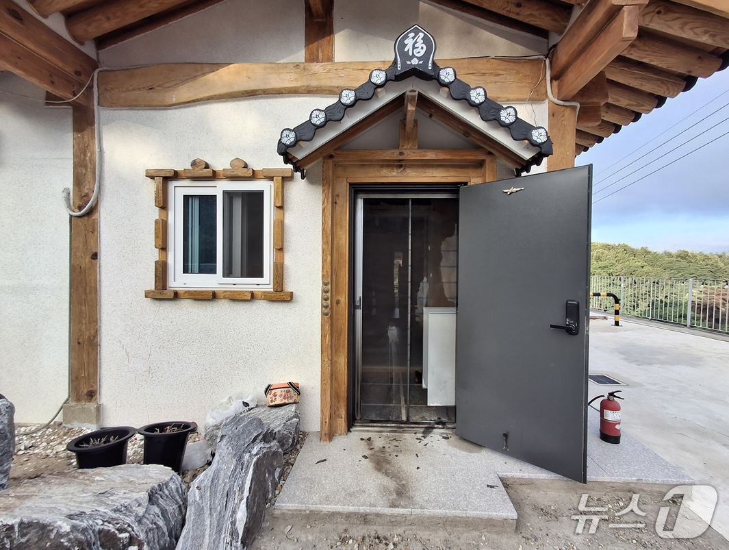 방화로 현관이 시커멓게 그을린 경북 영덕군 영덕읍의 한 펜션 모습. 불을 지른 펜션 주인은 경찰에 체포됐다.(경북소방본부 제공. 재판매 및 DB 금지)2025.7.10/뉴스1