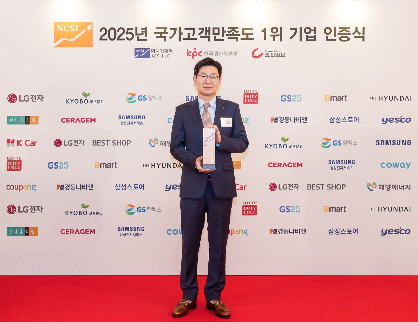 9일 '2025년 국가고객만족도 1위 기업 인증식'에서 김영락 LG전자 한국영업본부장(사장)이 NCSI 10년 연속 최다 업종 수상 기념 사진을 촬영하고 있다(LG전자 제공). ⓒ 뉴스1