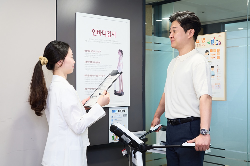 '여름맞이 몸짱이벤트'에 참여한 SK네트웍스 구성원이 인바디 검사를 진행하고 있다(SK네트웍스 제공). ⓒ 뉴스1