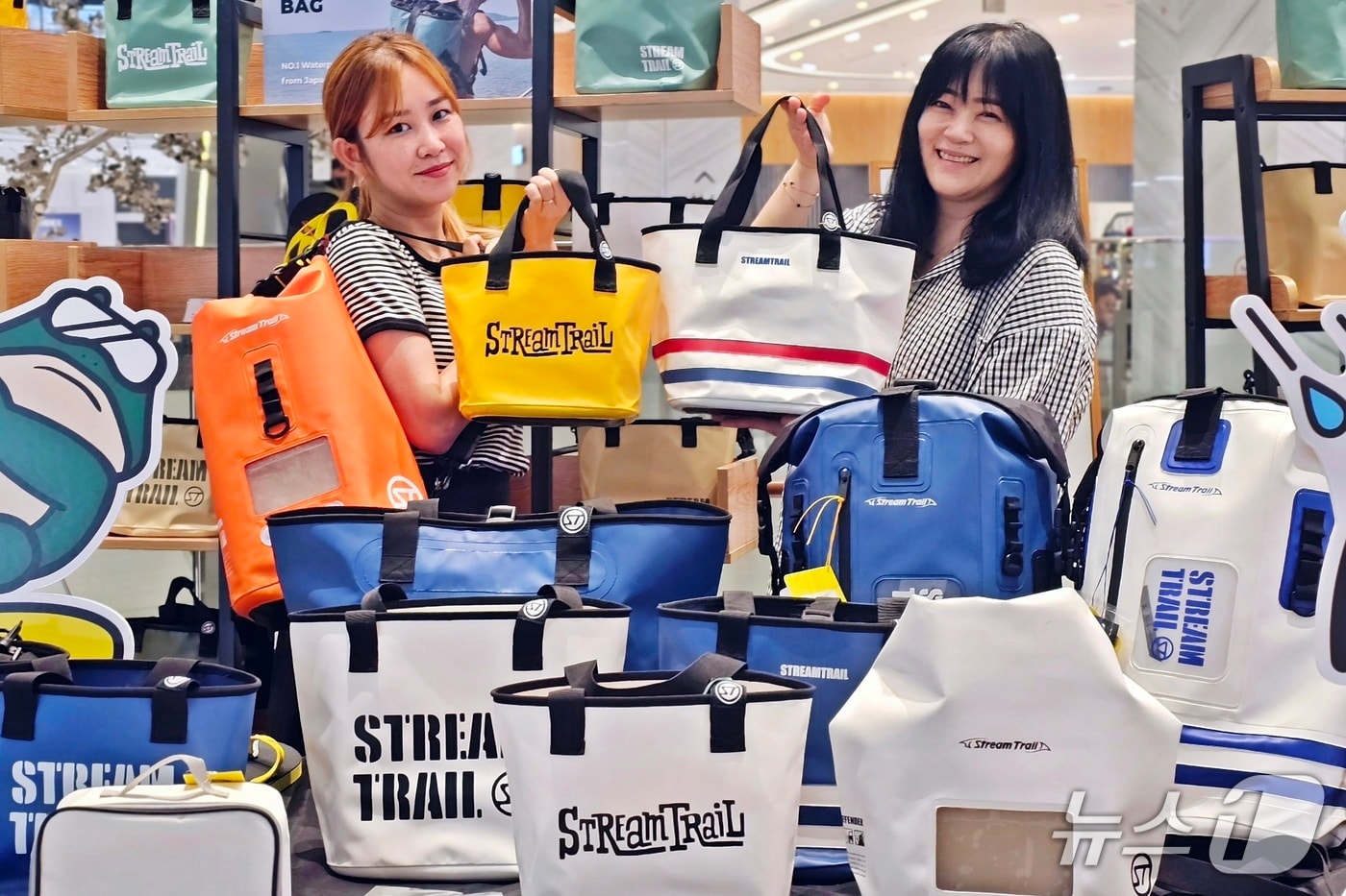 신세계백화점 센텀시티 관계자가 스트림트레일 제품을 선보이고 있다.(신세계센텀시티 제공. 재판매 및 DB 금지))