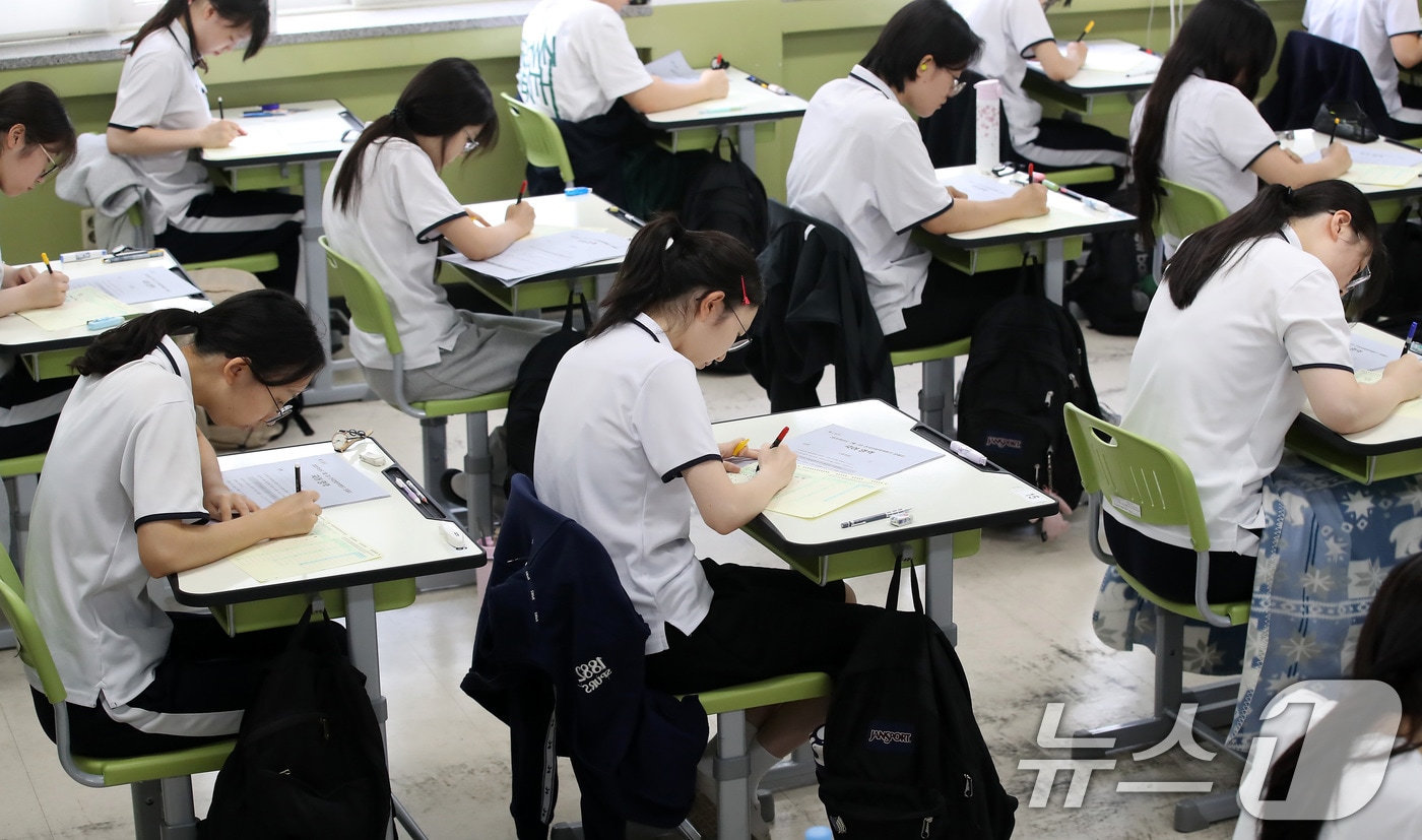 2025학년도 7월 고3 전국연합학력평가가 치러진 10일 오전 대구 수성구 대구여자고등학교에서 고3 학생들이 1교시 국어 영역 시험을 시작하고 있다. 2025.7.10/뉴스1 ⓒ News1 공정식 기자