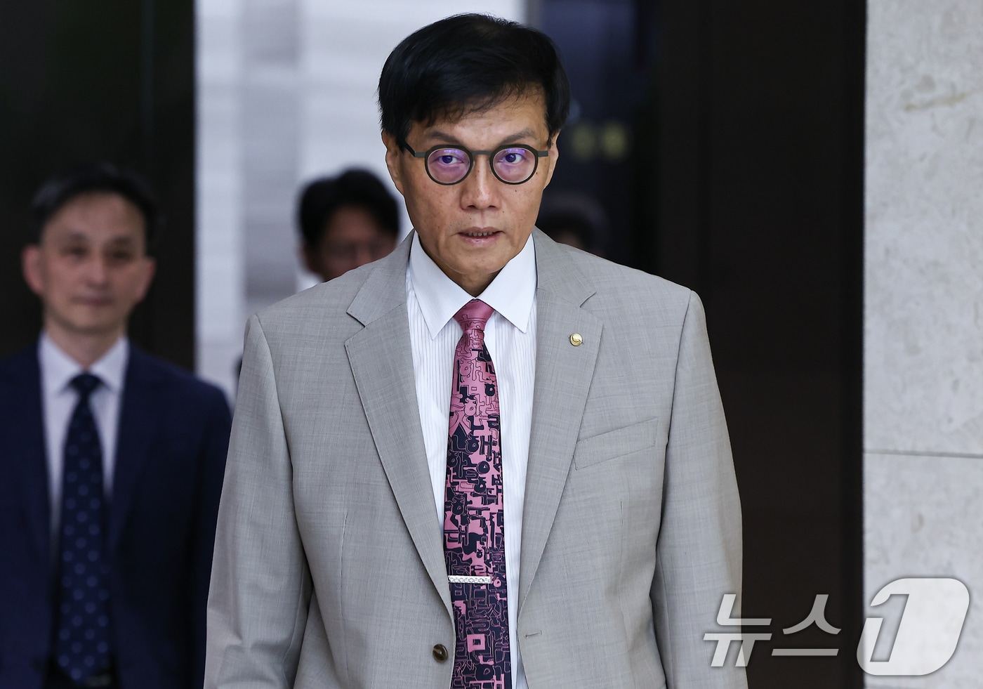 이창용 한국은행 총재가 10일 서울 중구 한국은행에서 열린 금융통화위원회에 참석하고 있다. 2025.7.10/뉴스1 ⓒ News1 김도우 기자