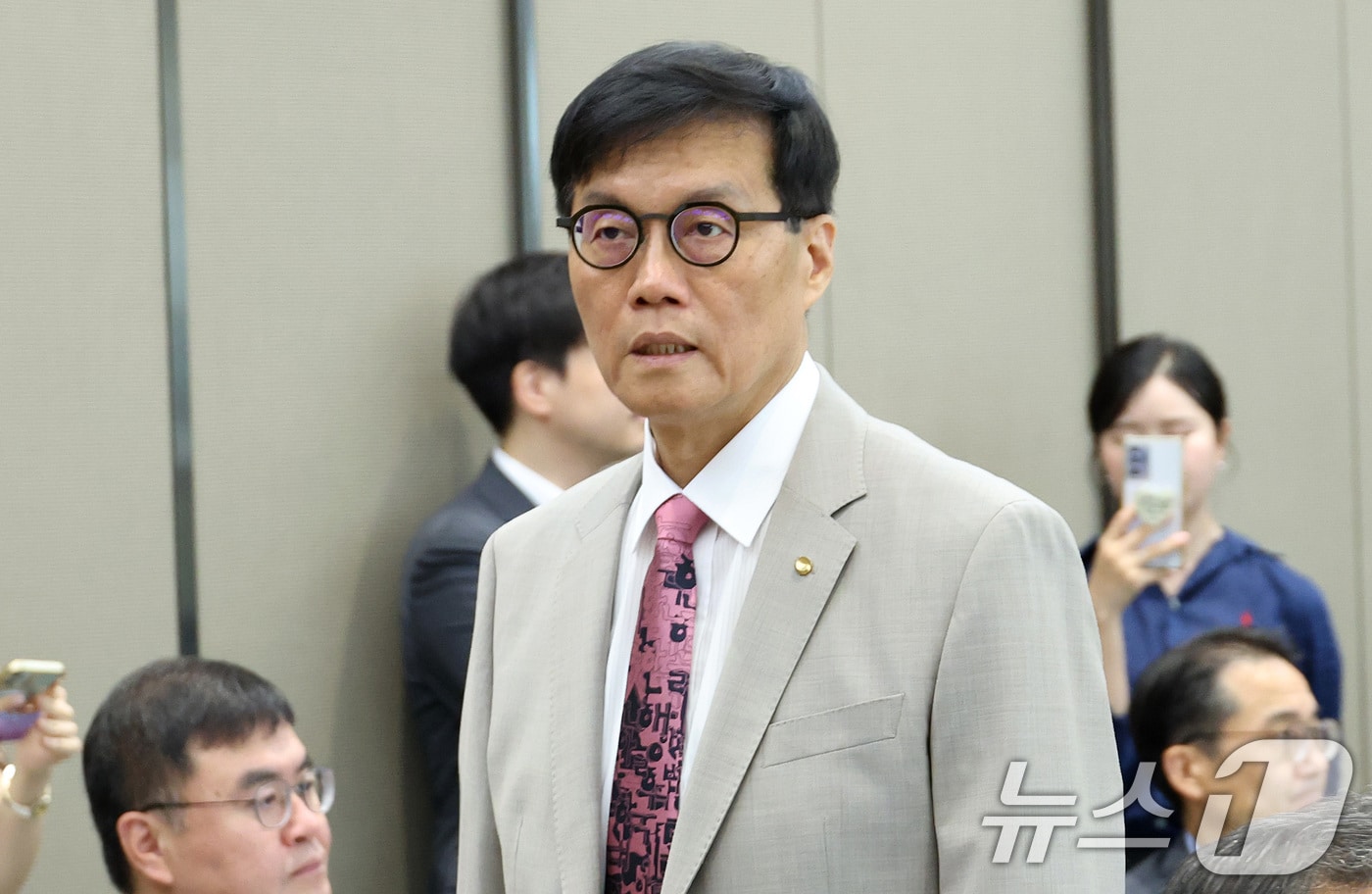 이창용 한국은행 총재가 10일 오전 서울 중구 한국은행에서 열린 금융통화위원회 본회의에 참석하고 있다. /뉴스1