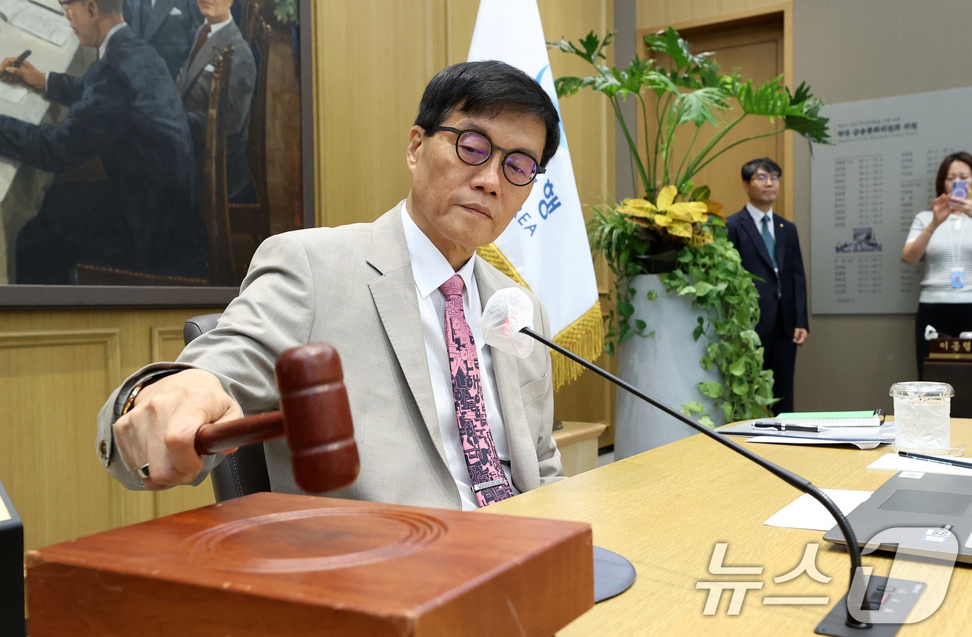 이창용 한국은행 총재가 10일 오전 서울 중구 한국은행에서 열린 금융통화위원회 본회의에서 의사봉을 두드리고 있다. /뉴스1