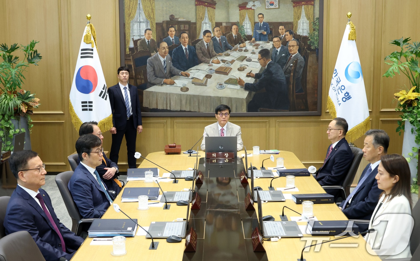 이창용 한국은행 총재가 지난달 10일 오전 서울 중구 한국은행에서 열린 금융통화위원회 본회의를 주재하고 있다. 2025.7.10/뉴스1 ⓒ News1 사진공동취재단
