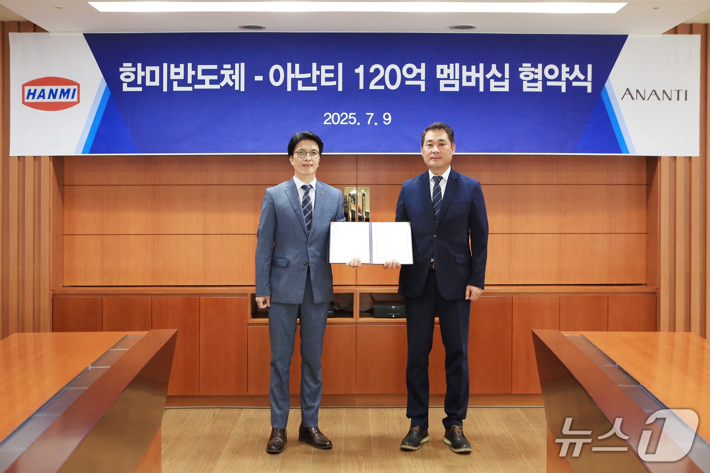 한미반도체 윤평 상무와 아난티 이경탁 이사가 9일 한미반도체 본사에서 프리미엄 멤버십을 체결했다.(한미반도체 제공)