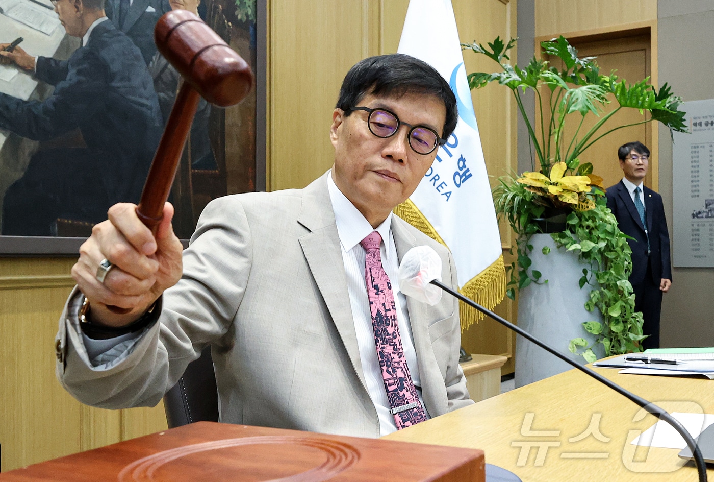 이창용 한국은행 총재가 10일 오전 서울 중구 한국은행에서 열린 금융통화위원회 본회의에서 의사봉을 두드리고 있다. ⓒ News1 김도우 기자