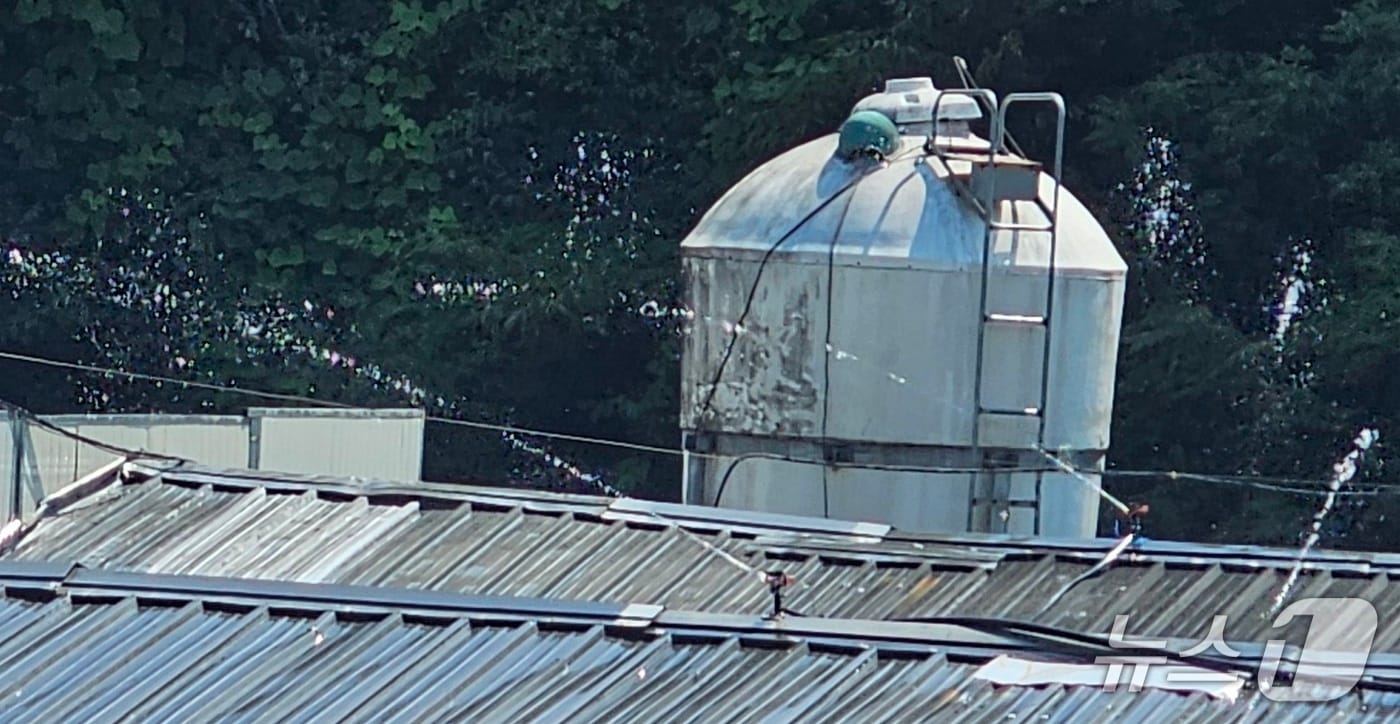 진주시 일반성면의 한 양계장 지붕에 스프링클러가 가동되고 있다. 2025.7.9/뉴스1 한송학기자