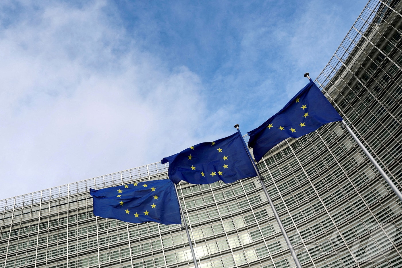 벨기에 브뤼셀 유럽연합 집행위원회(EC)에 게양된 유럽연합(EU) 깃발이 펄럭이고 있다. 2023.11.08. ⓒ 로이터=뉴스1