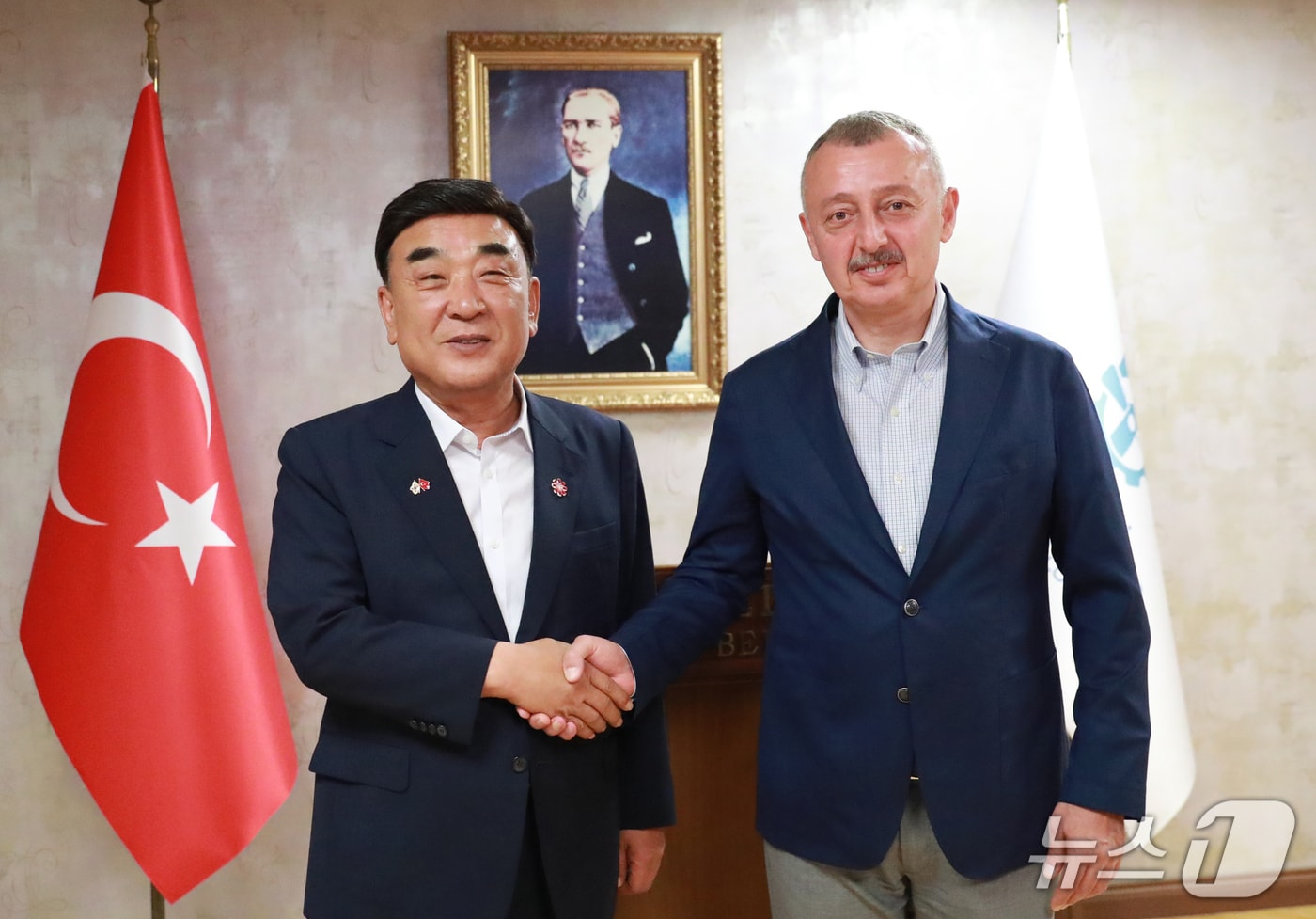 울산시 경제사절단을 이끌고 해외 순방중인 김두겸 울산시장이 9일 현지시간 자매도시인 튀르키예 코자엘시를 방문해 타히르 부육아큰 시장과 기념촬영을 하고 있다. (울산시 제공. 재판매 및 DB 금지) /뉴스1