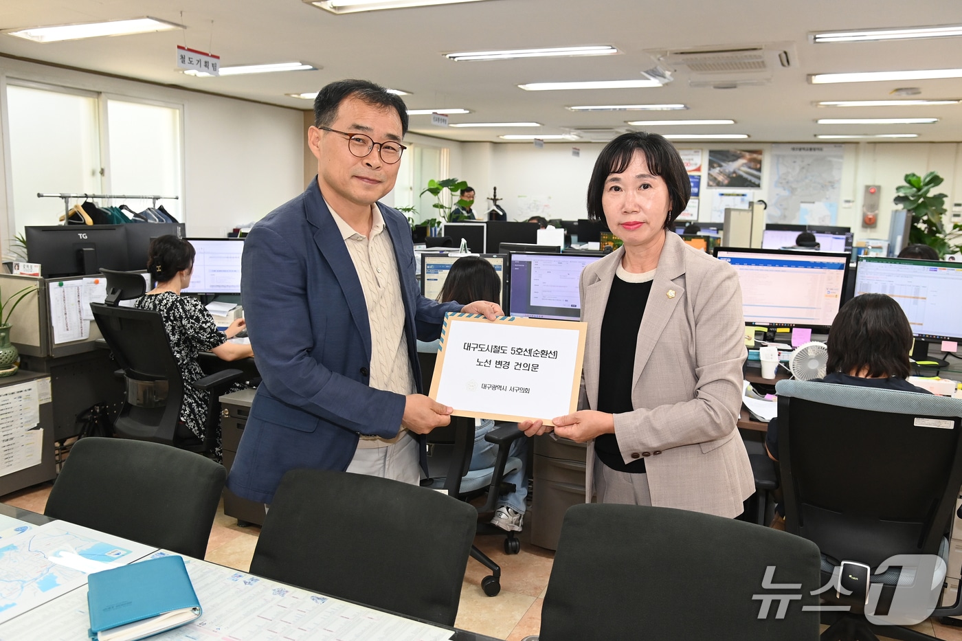 대구 서구의회가 10일 대구시에 도시철도 5호선의 노선 변경을 요구하는 건의문을 전달했다.(대구 서구의회 제공.재판매 및 DB 금지)