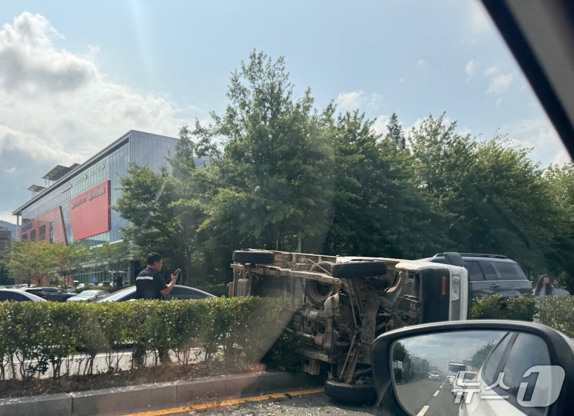 10일 울산 북구 연암동에서 발생한 차량 전복사고.(독자제공. 재판매 및 DB 금지)