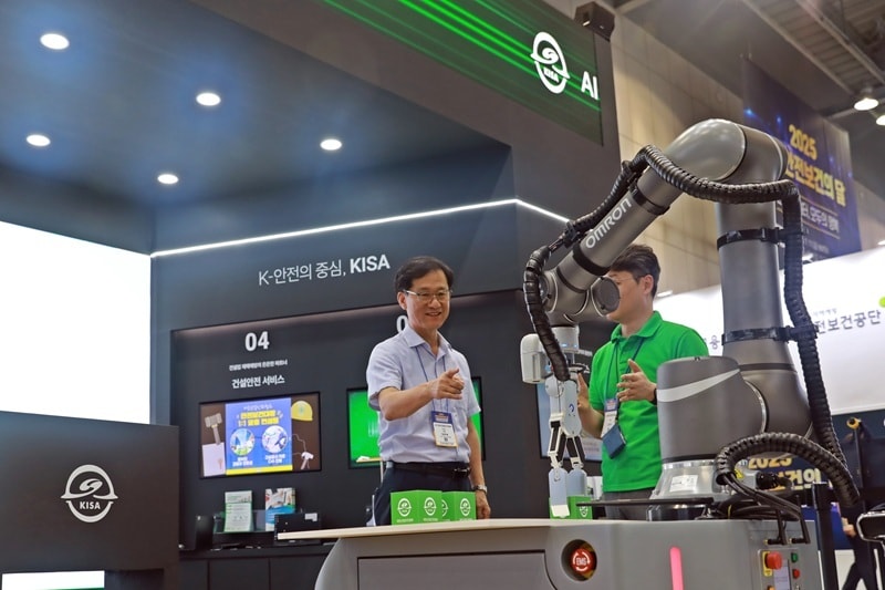 대한산업안전협회는 7월 7일부터 10일까지 ‘스마트안전보건전시회’에 참여해 홍보 부스를 운영하고 있다. 임무송 협회장이 산업용 로봇의 협동 운동 기능 중 속도 및 위치 감시 기능을 확인하고 있는 모습 / 사진=대한산업안전협회 제공