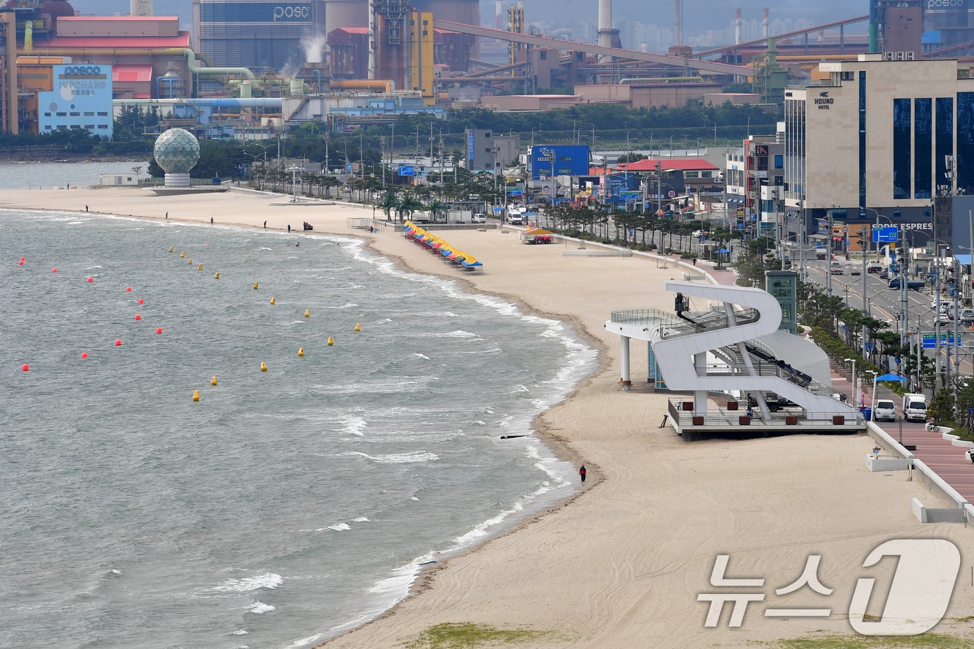 포항송도해수욕장이 폐장 18년 만인 오는 12일 재개장한다. 2008년 태풍 등으로 백사장이 유실되면서 해수욕장 기능을 상실했다 양빈 작업 등으로 복원됐다. 2025.7.10/뉴스1 ⓒ News1 최창호 기자
