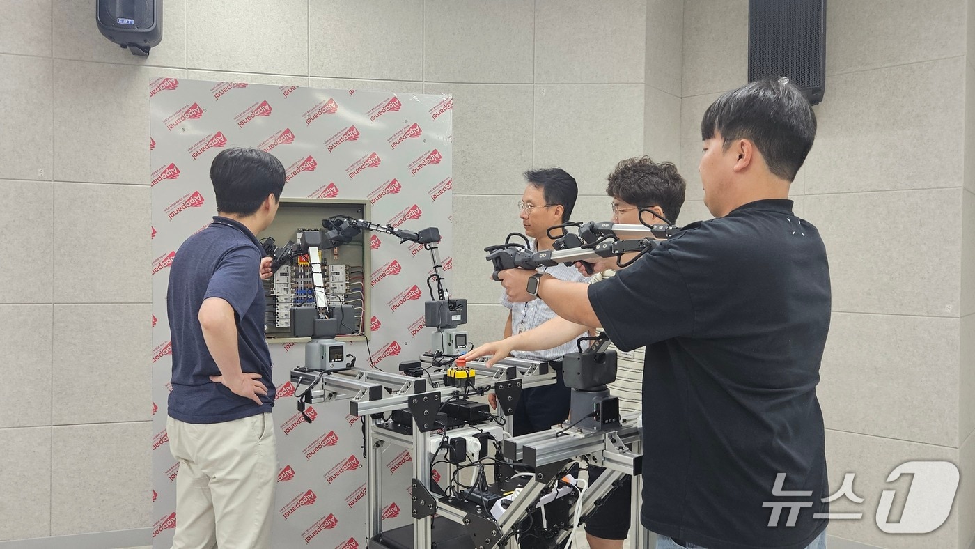 AI 로봇을 활용한 전력설비 점검 기술을 시연하는 ETRI 연구진(ETRI 제공) /뉴스1