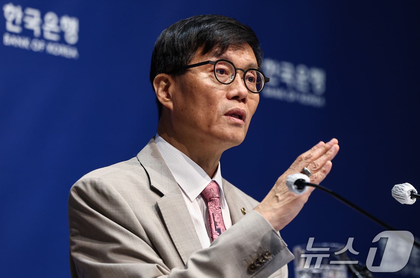 이창용 한국은행 총재가 10일 서울 중구 한국은행에서 열린 금융통화위원회 금리 결정에 대한 기자간담회에서 취재진 질문에 답하고 있다. /뉴스1 ⓒ News1 김도우 기자