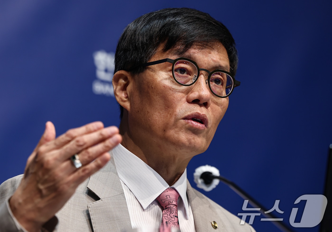 이창용 한국은행 총재가 10일 서울 중구 한국은행에서 열린 금융통화위원회 금리 결정에 대한 기자간담회에서 취재진 질문에 답하고 있다. ⓒ News1 김도우 기자