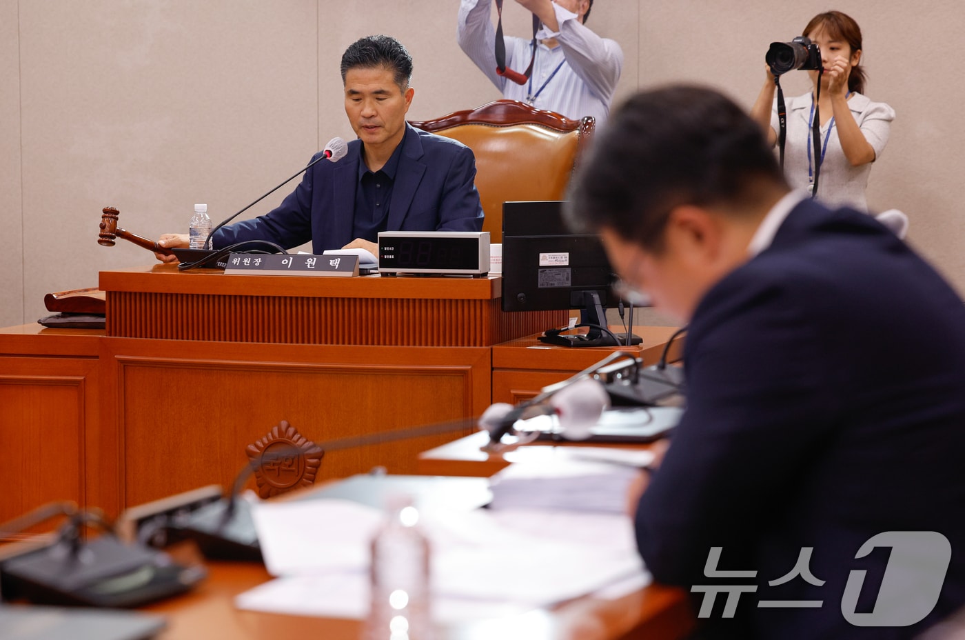 지난 10일 서울 여의도 국회에서 열린 제427회 국회(임시회) 제1차 농림축산식품법안심사소위원회에서 이원택 소위원장이 양곡관리법 등 농업 4법 심사를 위해 의사봉을 두드리고 있다. 2025.7.10/뉴스1 ⓒ News1 안은나 기자