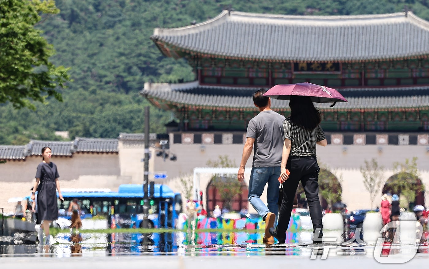서울 종로구 광화문광장에 아지랑이가 피어오르고 있다. /뉴스1 ⓒ News1 김도우 기자