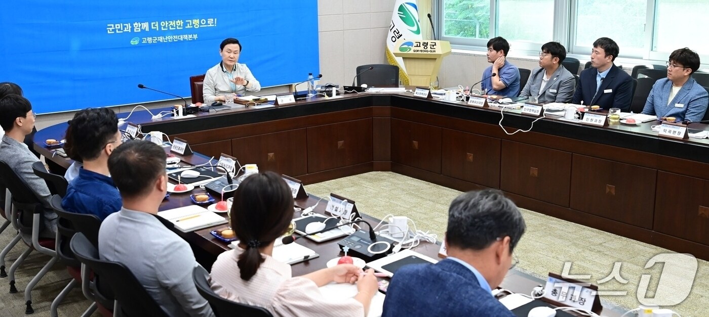이남철 고령군수가 10일 '군수와 함께 하는 6급 만족 소통 간담회'를 진행하고 있다. (고령군 제공. 재판매 및 DB금지)/뉴스1