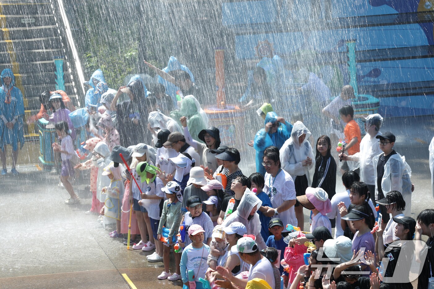 전국 곳곳에 폭염 특보가 내려진 10일 오후 경기 용인시 처인구 에버랜드를 찾은 시민들이 '슈팅워터펀 시즌2' 공연을 즐기고 있다. 2025.7.10/뉴스1 ⓒ News1 김영운 기자
