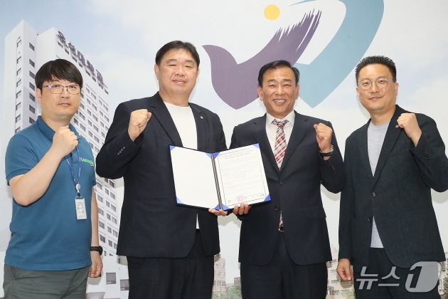 우석대학교와 한국학원총연합회 전북지회가 10일 업무협약 맺고 급변하는 교육 환경에 능동적으로 대응하기 위해 적극 협력하기로 했다.(우석대 제공, 재판매 및 DB 금지)/뉴스1
