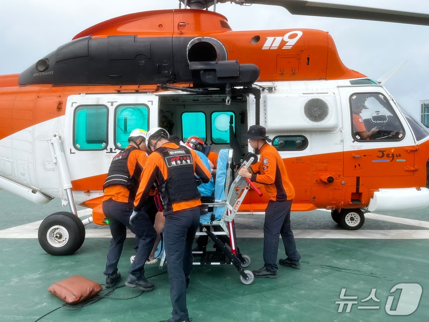 10일 오전 제주시 우도에서 추락사고가 발생해 119구급대가 환자를 이송하고 있다.(제주도소방안전본부 제공. 재판매 및 DB 금지)
