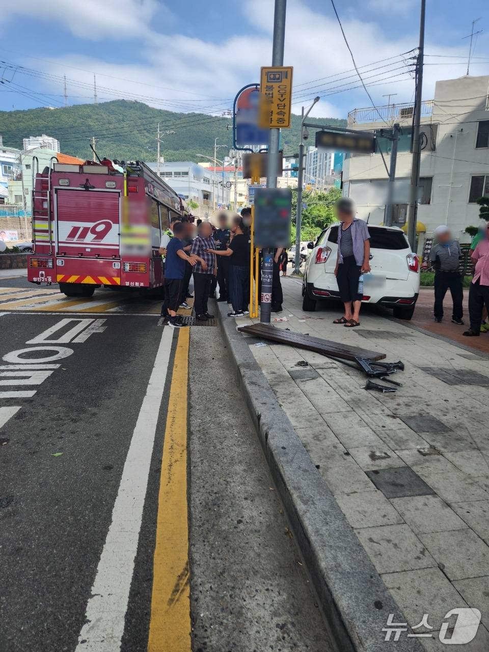 10일 부산 영도구 한 회전교차로 인근에서 SUV 차량이 마을버스 정류장을 덮쳐 의자 등이 파손돼 있다. (부산 영도경찰서 제공. 재판매 및 DB 금지)