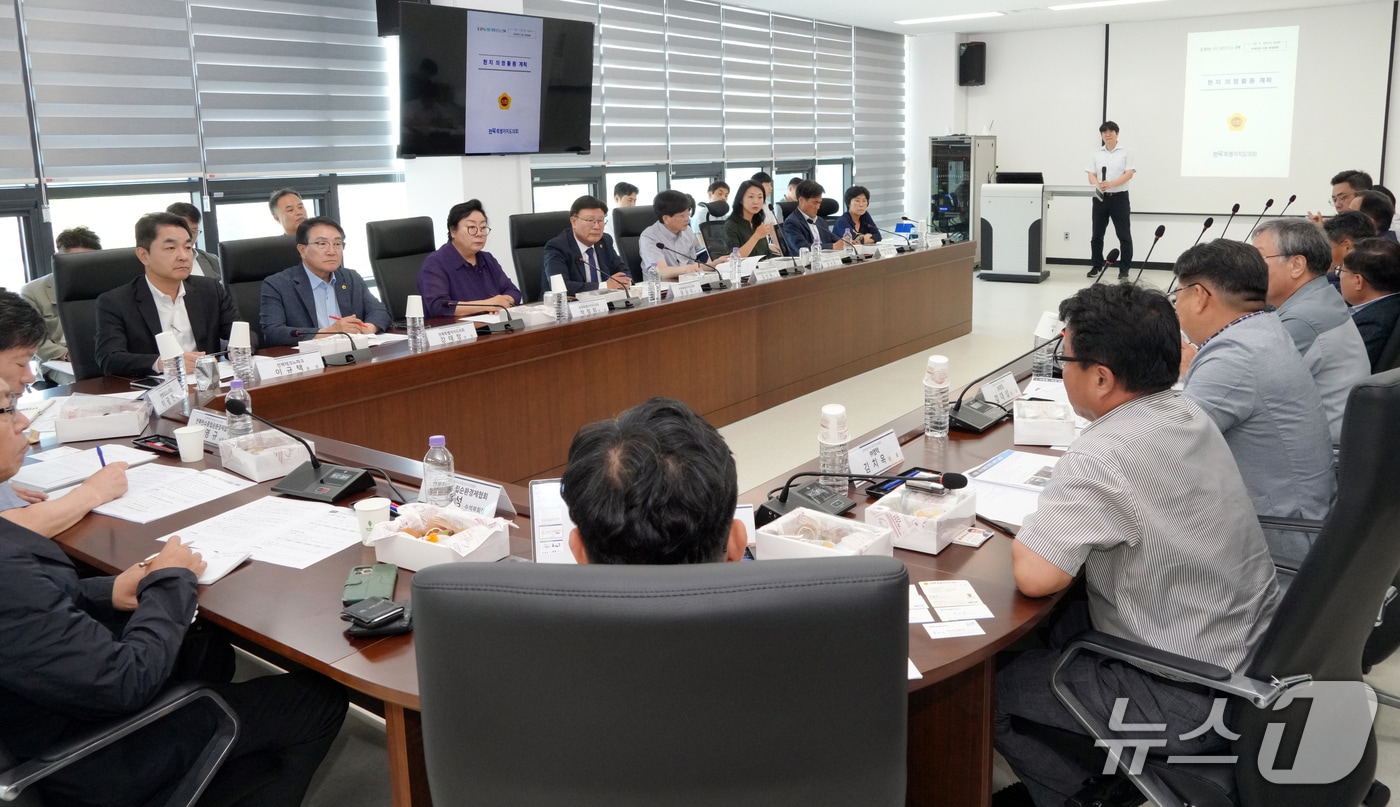 10일 전북도의회가 군산 에너지산업융복합단지 종합지원센터에서 간담회를 갖고 있다.(의회제공. 재판매 및 DB금지)2025.7.10/뉴스1