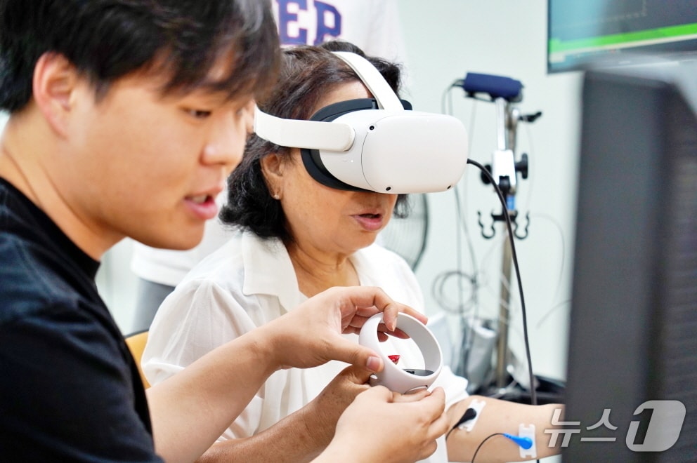 가상현실(VR) 기술을 활용한 심리 치유 프로그램 모습.(대전시사회서비스원 제공. 재판매 및 DB금지)/뉴스1