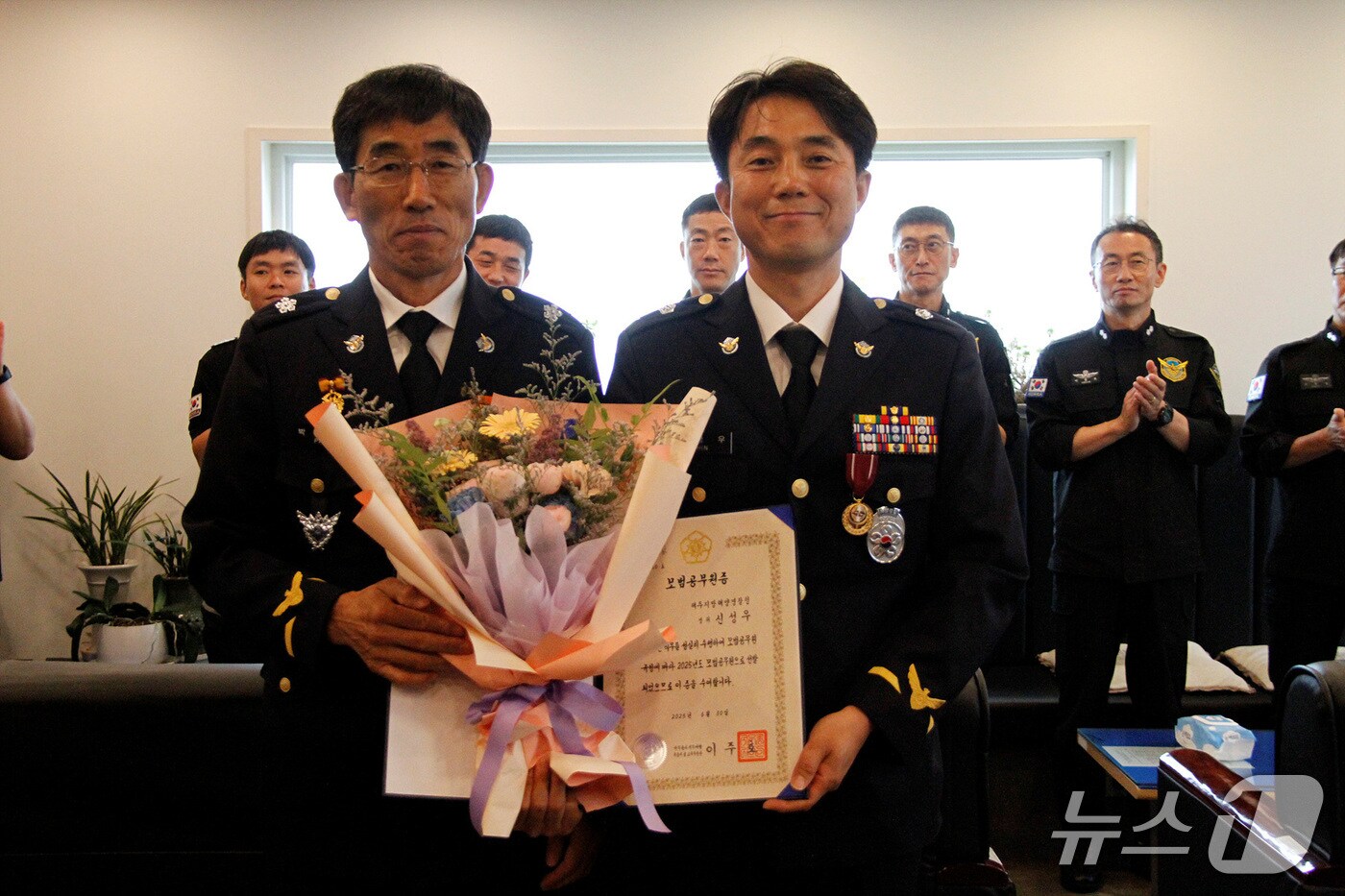 모범공무원으로 선정된 제주항공대 신성우 경위(사진 오른쪽).(제주해경청 제공. 재판매 및 DB금지)