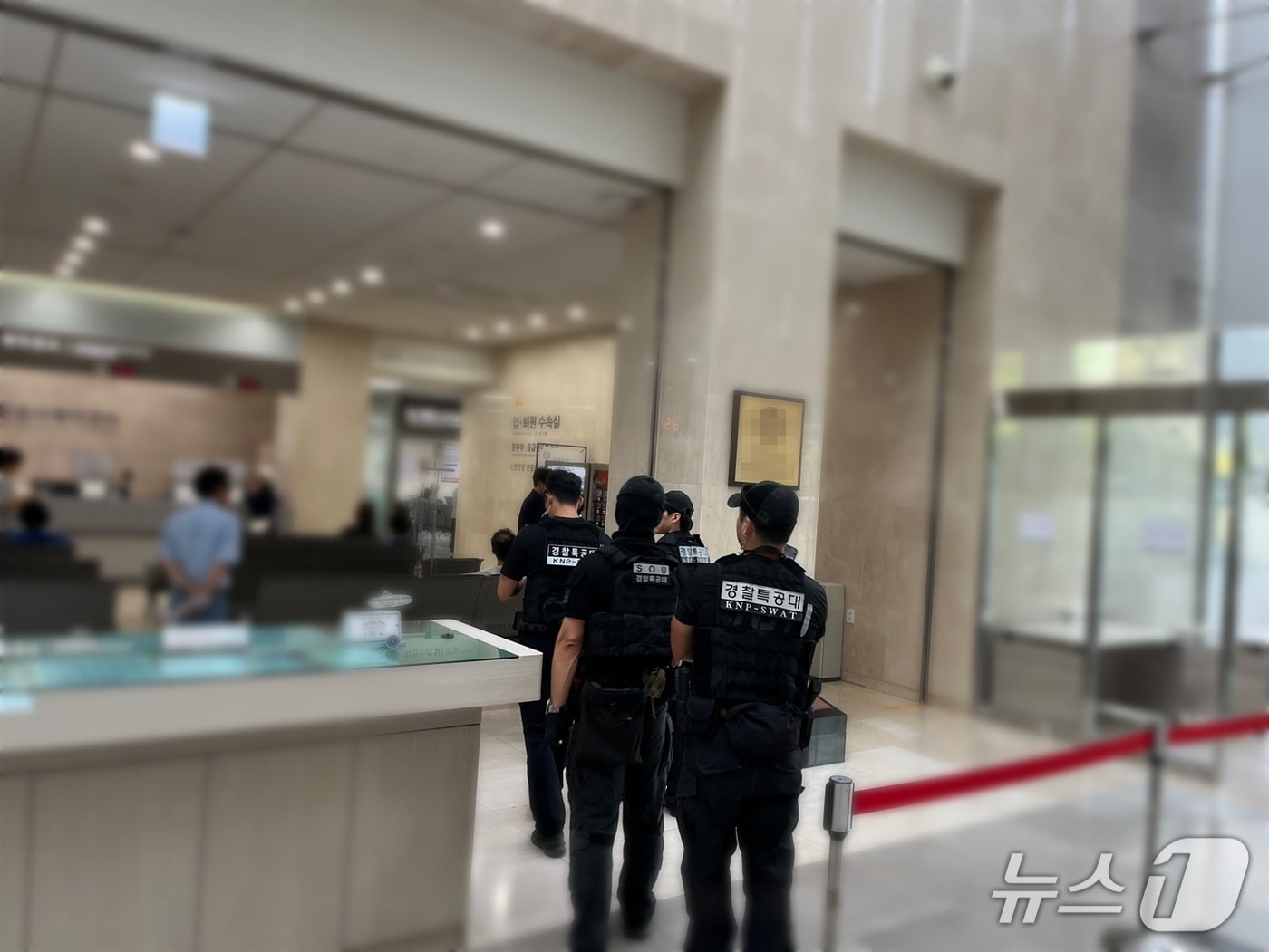 부산 경찰이 폭탄이 설치됐다는 전화를 받고 병원을 수색하고 있다.(부산경찰청 제공. 재판매 및 DB 금지)